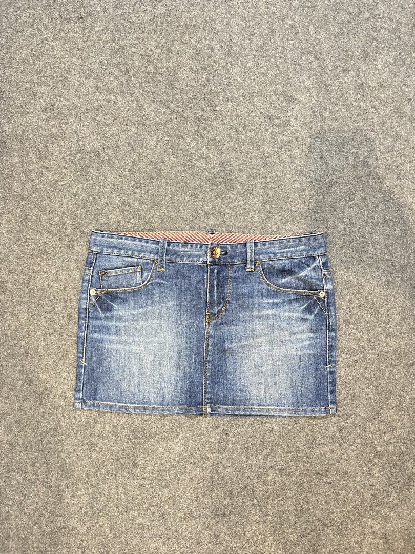 Armani Exchange Mini Skirt (Category: Skirts) located in Cebu City. Submitted by yodids_novachrono (Listing ID 1458262451, Image 1). Description: .