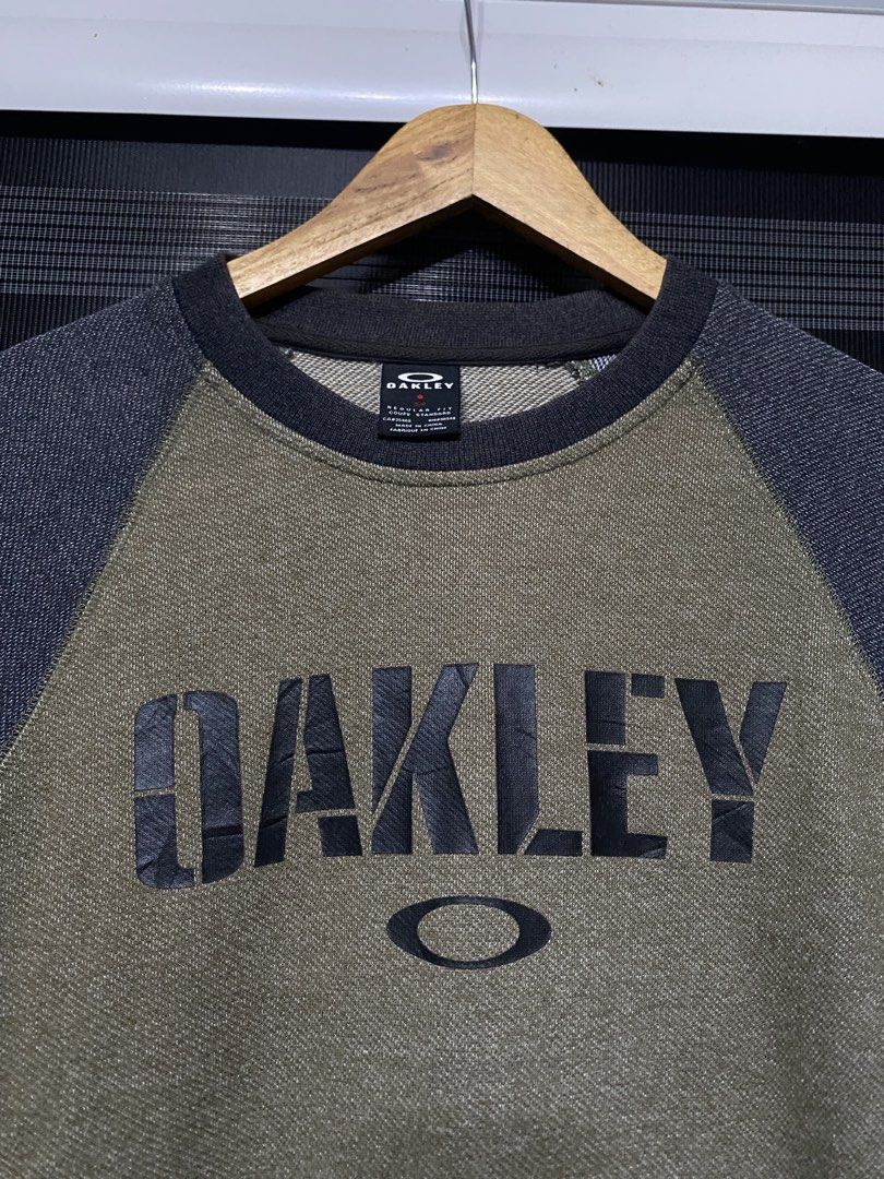 AUTHENTIC OAKLEY LONG SLEEVED (Category: Coats, Jackets and Outerwear) located in Antipolo. Submitted by treasurethings02 (Listing ID 1458206732, Image 2). Description: OAKLEY LONG SLEEVE EXCELLENT CONDITION NO ISSUE 9.5/10 CR DIMENSIONS 22W/28L LARGE FIT GANDA CHECK PHOTO DETAILS🫶🏻.