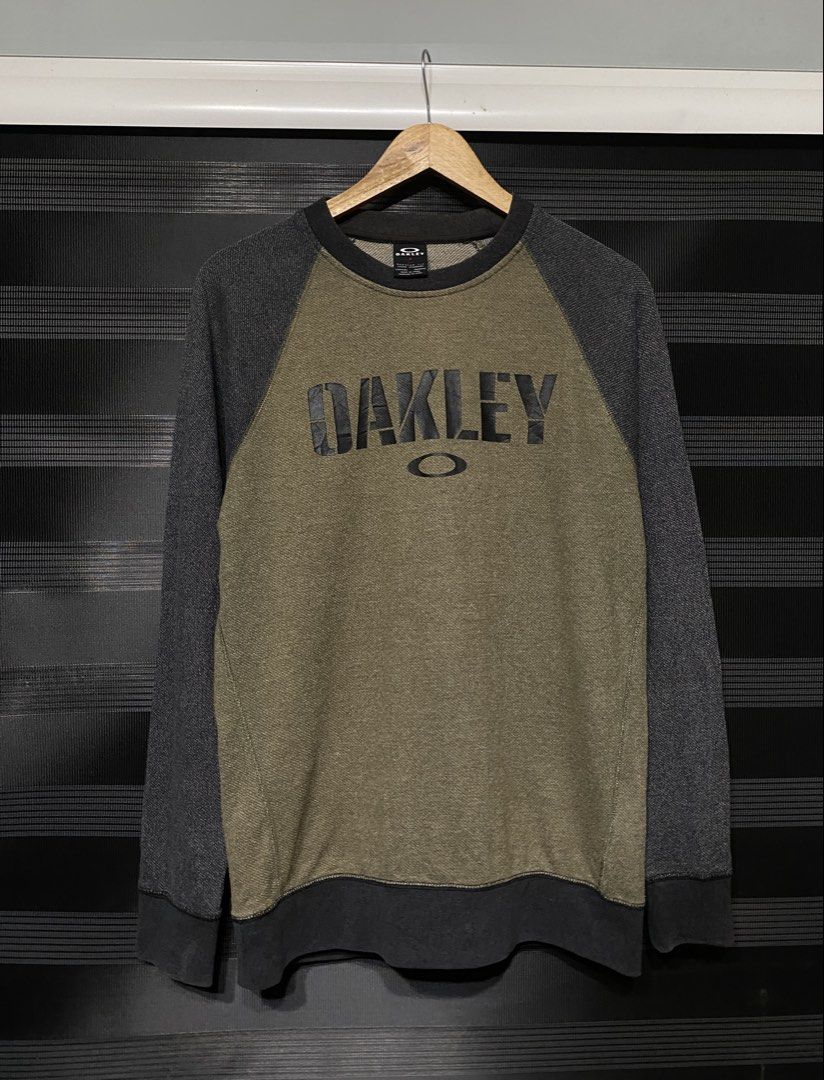 AUTHENTIC OAKLEY LONG SLEEVED (Category: Coats, Jackets and Outerwear) located in Antipolo. Submitted by treasurethings02 (Listing ID 1458206732, Image 1). Description: OAKLEY LONG SLEEVE EXCELLENT CONDITION NO ISSUE 9.5/10 CR DIMENSIONS 22W/28L LARGE FIT GANDA CHECK PHOTO DETAILS🫶🏻.