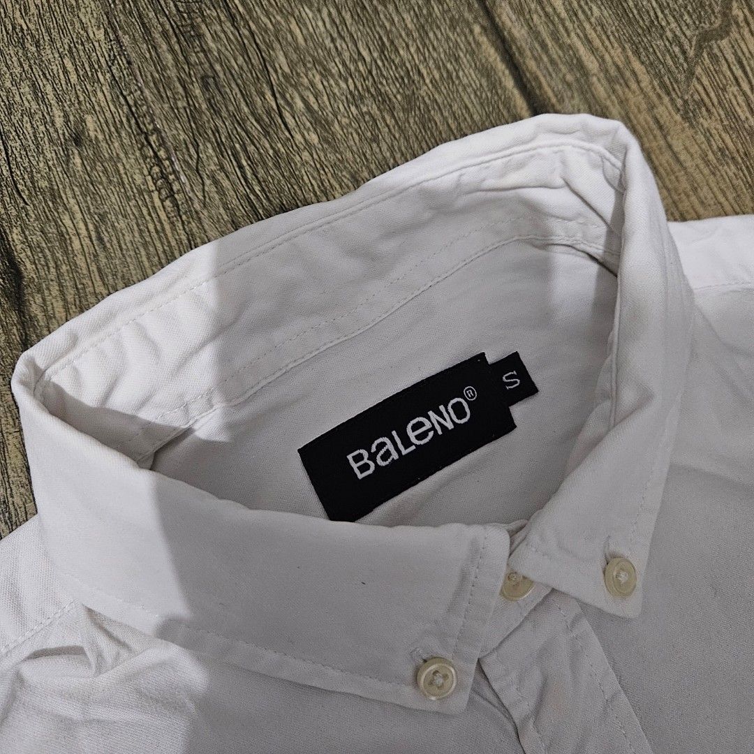 Baleno Small Plain Short-sleeve button-down (Category: Formal Shirts) located in Pasay City. Submitted by pass.it.on.ph (Listing ID 1458288364, Image 3). Description: -Baleno -Small -Plain white button-down with chest pocket L 26.5" W 18" 🚩 With small hole sa sleeve area, and light stains to wash Rfs: decluttering _________________________________________________________ ​🛍️ Check my profile for more listings! 💡 Take 2 or more items to get a d