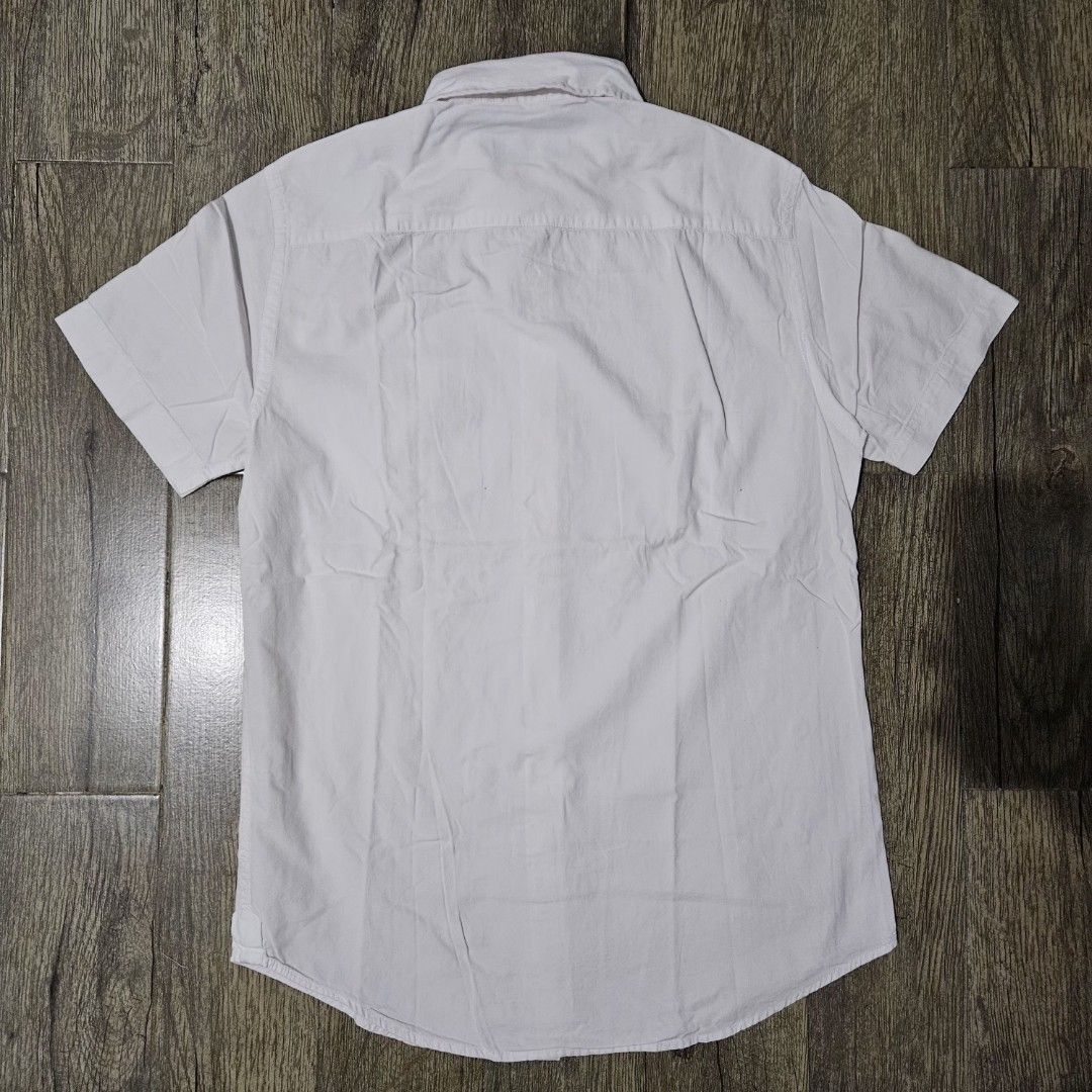 Baleno Small Plain Short-sleeve button-down (Category: Formal Shirts) located in Pasay City. Submitted by pass.it.on.ph (Listing ID 1458288364, Image 2). Description: -Baleno -Small -Plain white button-down with chest pocket L 26.5" W 18" 🚩 With small hole sa sleeve area, and light stains to wash Rfs: decluttering _________________________________________________________ ​🛍️ Check my profile for more listings! 💡 Take 2 or more items to get a d