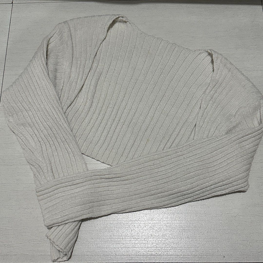 Beige Cardigan (Category: Coats, Jackets and Outerwear) located in Manila. Submitted by pinkobsessi0n (Listing ID 1458148905, Image 1). Description: — fits xs-s — can do sdd — buyer will shoulder sf — mop: maya/maribank.