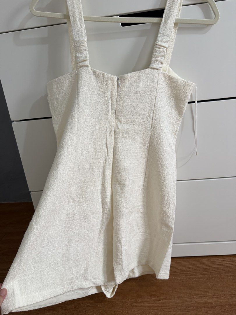 Bershka Rompers (Category: Rompers) located in Manila. Submitted by prelovedbyandss (Listing ID 1458144603, Image 2). Description: White romper Size large Very nice fabric.