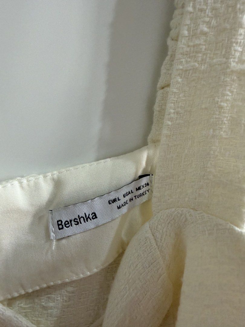 Bershka Rompers (Category: Rompers) located in Manila. Submitted by prelovedbyandss (Listing ID 1458144603, Image 3). Description: White romper Size large Very nice fabric.