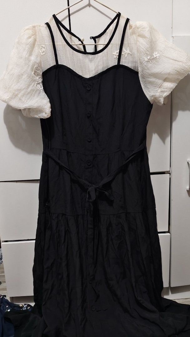 Black Puff Sleeve Mesh Dress (Category: Dresses) located in Bacoor. Submitted by qeanutdutter (Listing ID 1458157719, Image 1). Description: - Cute black dress - White puff sleeves - Mesh overlay with floral embroidery on the top.