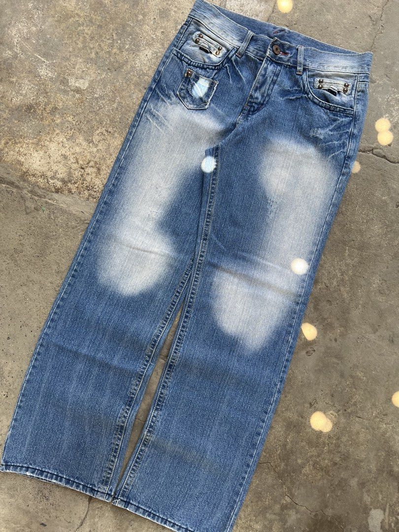 Blue Washed Baggy Jeans (Category: Jeans) located in Cagayan de Oro. Submitted by mffit.clox (Listing ID 1458212646, Image 2). Description: Waist: 32 inches Length: 42.5 inches Thighs: 12.5inches Leg Hole: 9.5 inches Mine: ₱500 - buyer will add ₱89 shipping fee Condition: 10/10 Issue(s): None - Gcash payments only - Meet up is available around Cagayan de Oro City. - No deleting of comments & cancellation of orders..