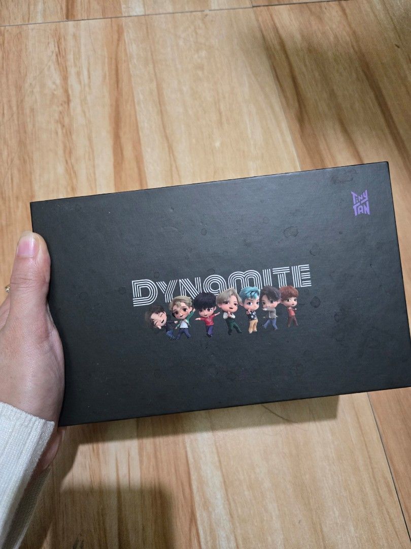 BTS TINYTAN DYNAMITE WIRELESS CLIP POWERBANK SET (WHITE/PURPLE) 5000MAH (Category: Batteries & Power Banks) located in Balanga. Submitted by ms.parkfilter (Listing ID 1458233104, Image 3). Description: BTS TINYTAN DYNAMITE WIRELESS CLIP POWERBANK SET (WHITE/PURPLE) 5000MAH BRANDNEW AND NEVER USED (OPENED ONLY JUST TO CHECK IF IT'S WORKING) NO ISSUE COMPLETE INCLUSIONS.