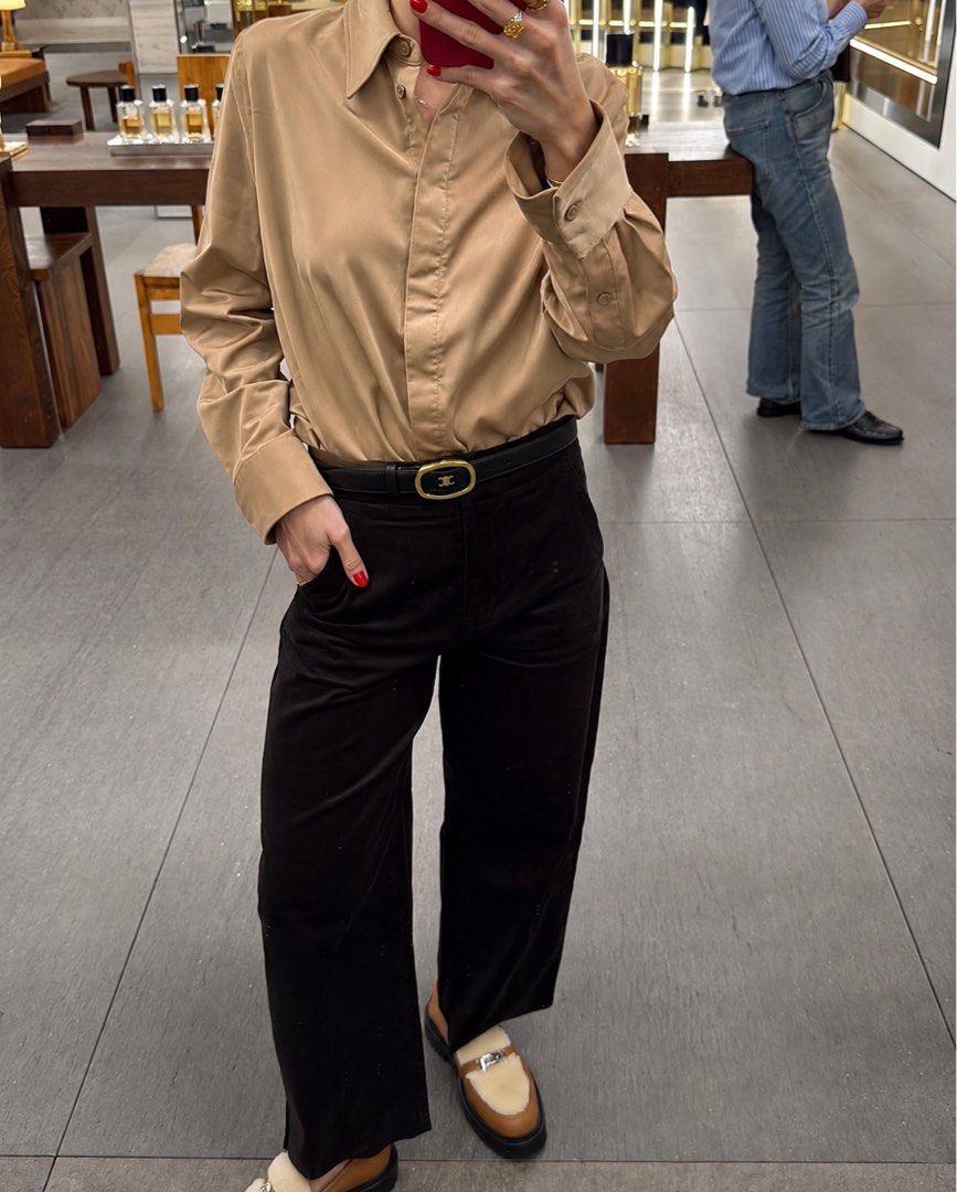 ⚜️Celine Alix Reversible Belt Tan/Black (Category: Luxury Accessories) located in Makati City. Submitted by 90sangel (Listing ID 1446434432, Image 2). Description: A little Celine moment. 🖤 * The belt that makes the outfit. 👀✨ •Item: Celine belt reversible "Alix" •Size: 75-110cm available •Condition: Excellent! rare & hard to find. Sold out in website ~ .
