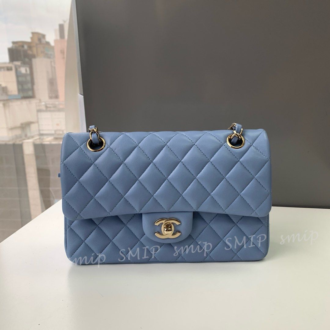 Chanel Classic Flap Bag 23cm Sky Blue Lamb smip 香奈兒 （分類：手袋及銀包）位於 Hong Kong。 由 smip_bag 提交（商品編號 1458203537，圖片 1）。簡介： 95% new❣️95% new❣️ Chanel Classic Flap Bag 23cm Sky Blue/Lambskin Hologram sticker✅Card✅Dust Bag✅Receipt✅ ▪️▫️▪️▫️▪️▫️▪️▫️▪️▫️▪️▫️▪️▫️本店所有貨品均經由數名駐店🇯🇵日本專業鑑定師多重工序鑑定，保證100% Authentic！ 有駐店專業日本鑑定師為你提供專業級的諮詢服務，讓您可以獲得安心的購物體驗💛 日本の鑑定士により鑑定済みです ご安心してご来店してくださいませ😊 皆様とお会いできるのを楽しみにしております👍🏻 ▪️▫️▪️▫️▪️▫️▪️▫️▪️▫️▪️▫️▪️▫️ ⭕️不論新舊手袋～手錶～珠寶～衣服～ 均設有