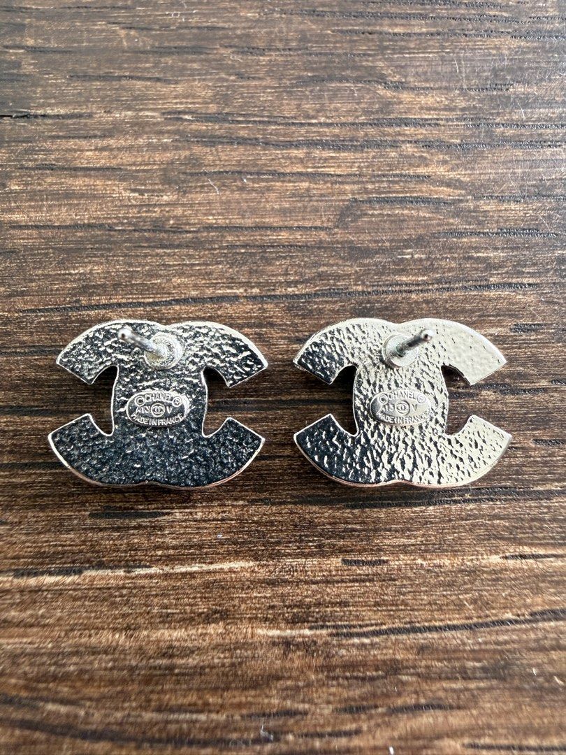 CHANEL Logo Classic Earrings （分類：飾物及配件）位於 Hong Kong。 由 carman1029 提交（商品編號 1458158558，圖片 2）。簡介： 只戴過一次，全新一樣。