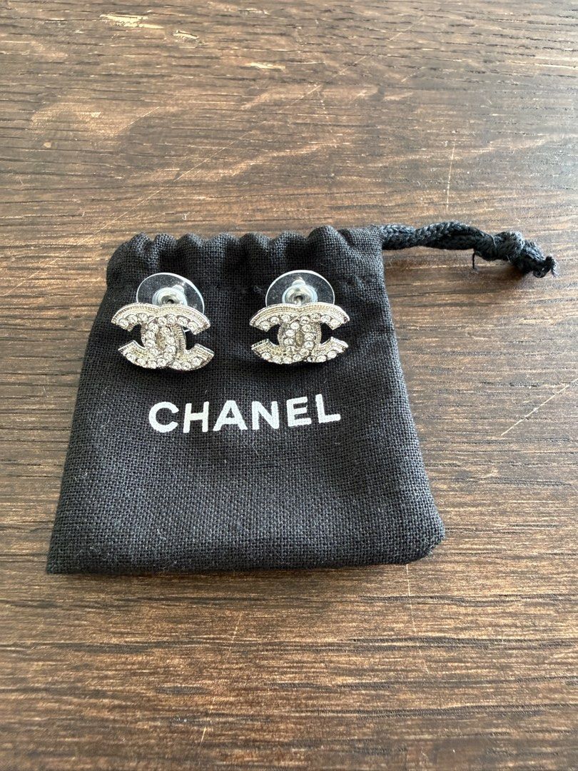 CHANEL Logo Classic Earrings （分類：飾物及配件）位於 Hong Kong。 由 carman1029 提交（商品編號 1458158558，圖片 1）。簡介： 只戴過一次，全新一樣。