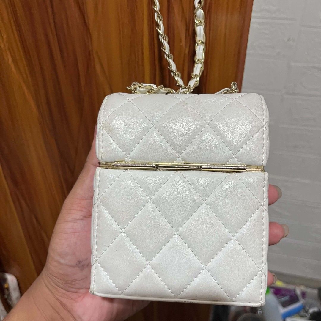 Chanel mini box sling bag (Category: Luxury Bags & Wallets) located in Carmen. Submitted by aquarius.00 (Listing ID 1458207286, Image 3). Description: coded no issue.
