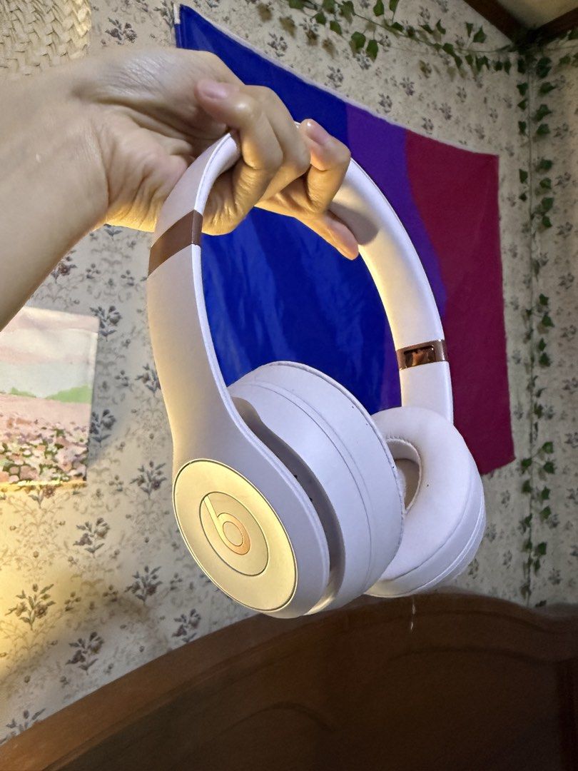 Cloud Pink Apple Beats Solo4 Wireless Headphones (Category: Headphones & Headsets) located in Marikina City. Submitted by pugsonclouds (Listing ID 1458278558, Image 2). Description: - Cloud Pink Apple Beats Solo4 Wireless Headphone DM for more pics !.
