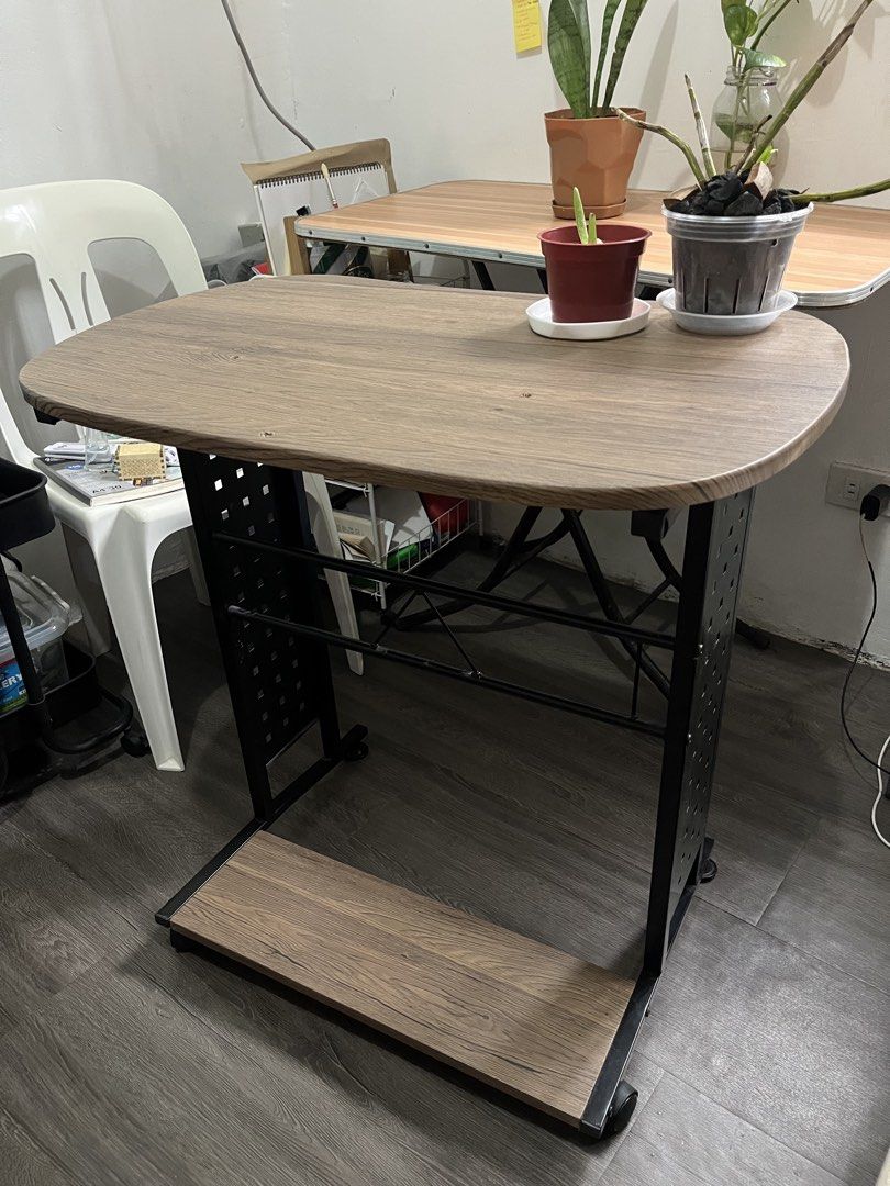 Computer Table (Category: Office Furniture & Fixtures) located in Manila. Submitted by buyer.2341 (Listing ID 1458298684, Image 2). Description: Computer Table Issue: with 3 small holes in table Rfs: Hindi na nagagamit price negotiable.