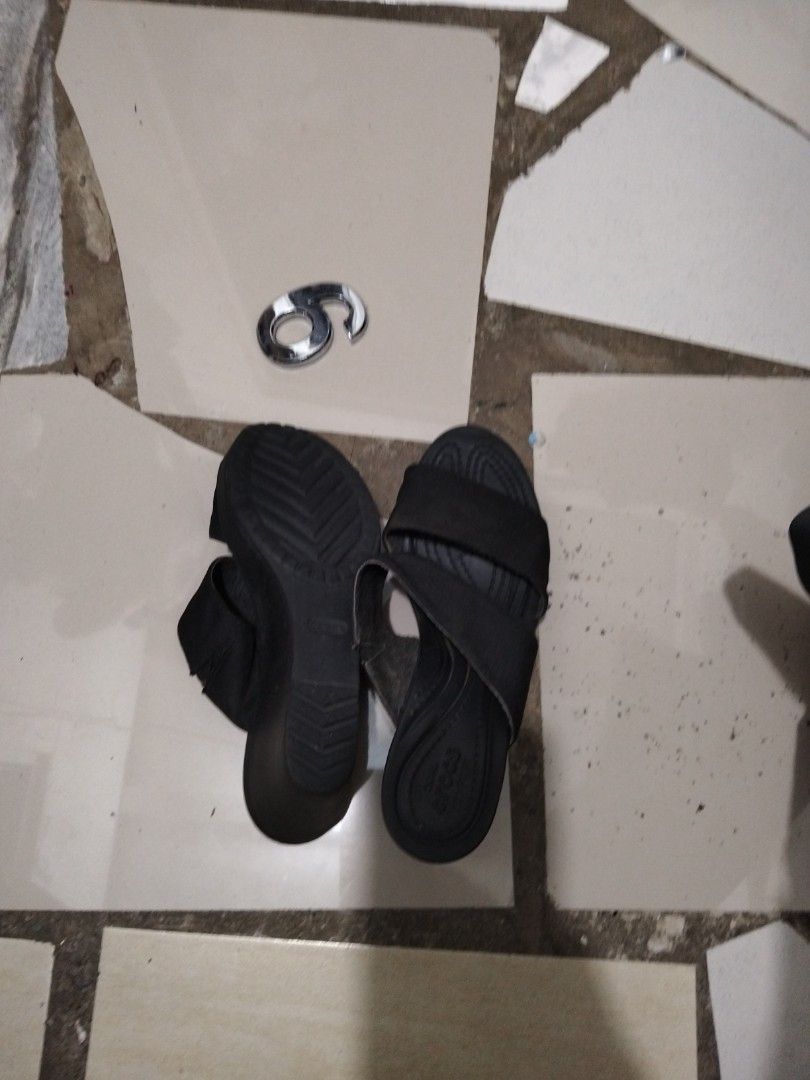 Crocs (Category: Wedges) located in El Salvador. Submitted by francheskaukayukay (Listing ID 1458137855, Image 3). Description: .
