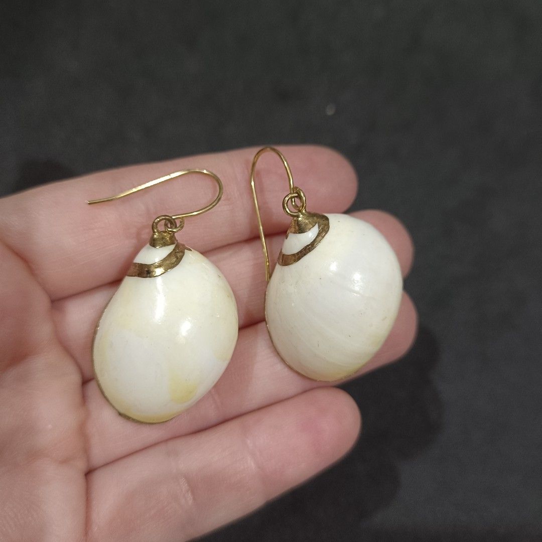 Dangling Shell Earrings from Japan (Category: Earrings) located in Manila. Submitted by maxineamber (Listing ID 1458129483, Image 2). Description: chunky dangling Shell earrings from Japan, gold tone..