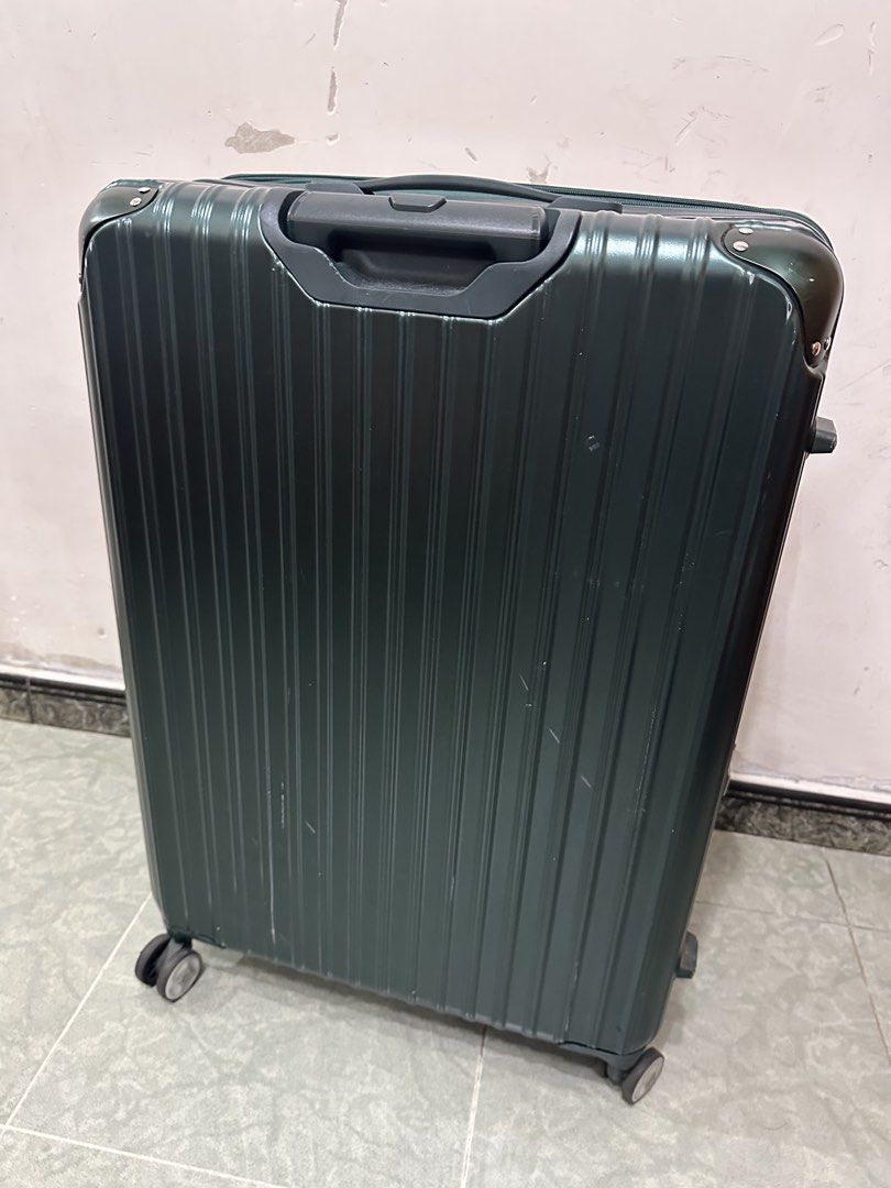 ELLE 深綠色 28吋 行李箱 （分類：旅遊 - 旅行必需品及用品）位於 Hong Kong。 由 blue_ma 提交（商品編號 1458110093，圖片 3）。簡介： ELLE 深綠色行李箱 28 吋，有萬向輪 箱面有正常使用痕跡 拉鍊同密碼鎖可正常使用 只用過3-4次 。