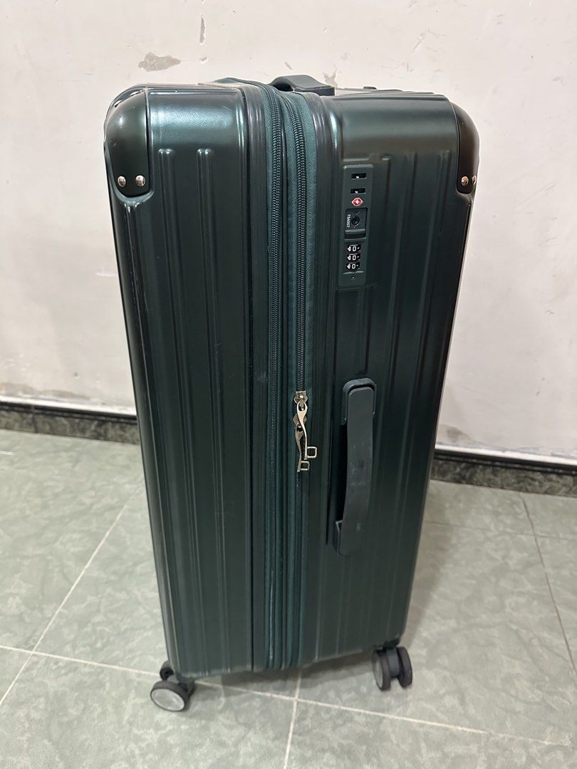 ELLE 深綠色 28吋 行李箱 （分類：旅遊 - 旅行必需品及用品）位於 Hong Kong。 由 blue_ma 提交（商品編號 1458110093，圖片 2）。簡介： ELLE 深綠色行李箱 28 吋，有萬向輪 箱面有正常使用痕跡 拉鍊同密碼鎖可正常使用 只用過3-4次 。