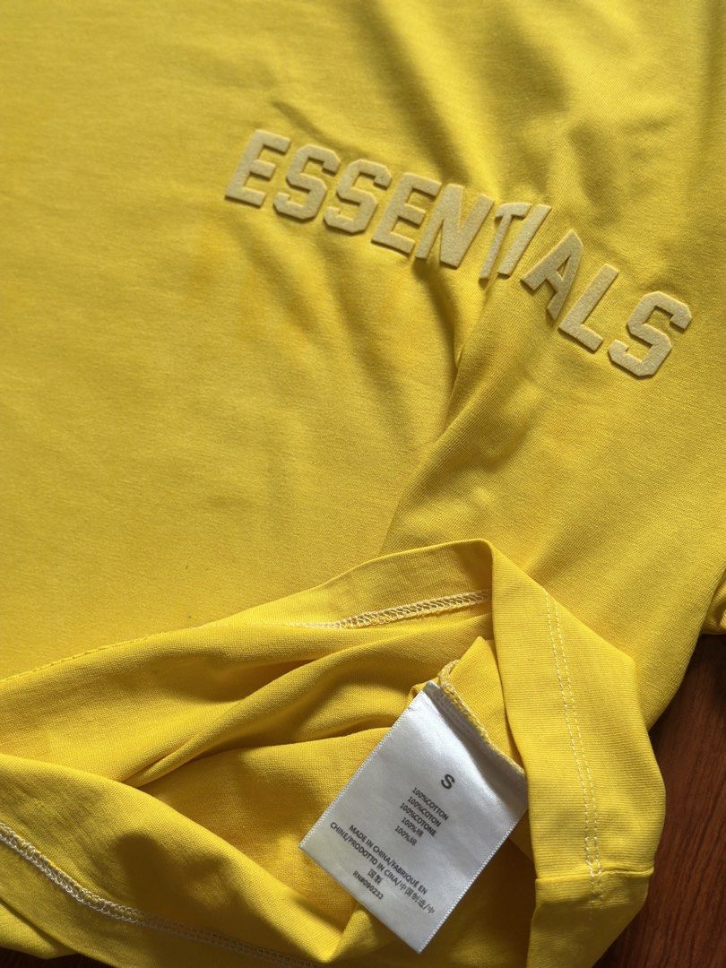 Essentials (Category: Coats, Jackets and Outerwear) located in Munoz. Submitted by dandz_ (Listing ID 1458138795, Image 3). Description: ESSENTIALS (off) Size Medium-large 27x22 9/10.