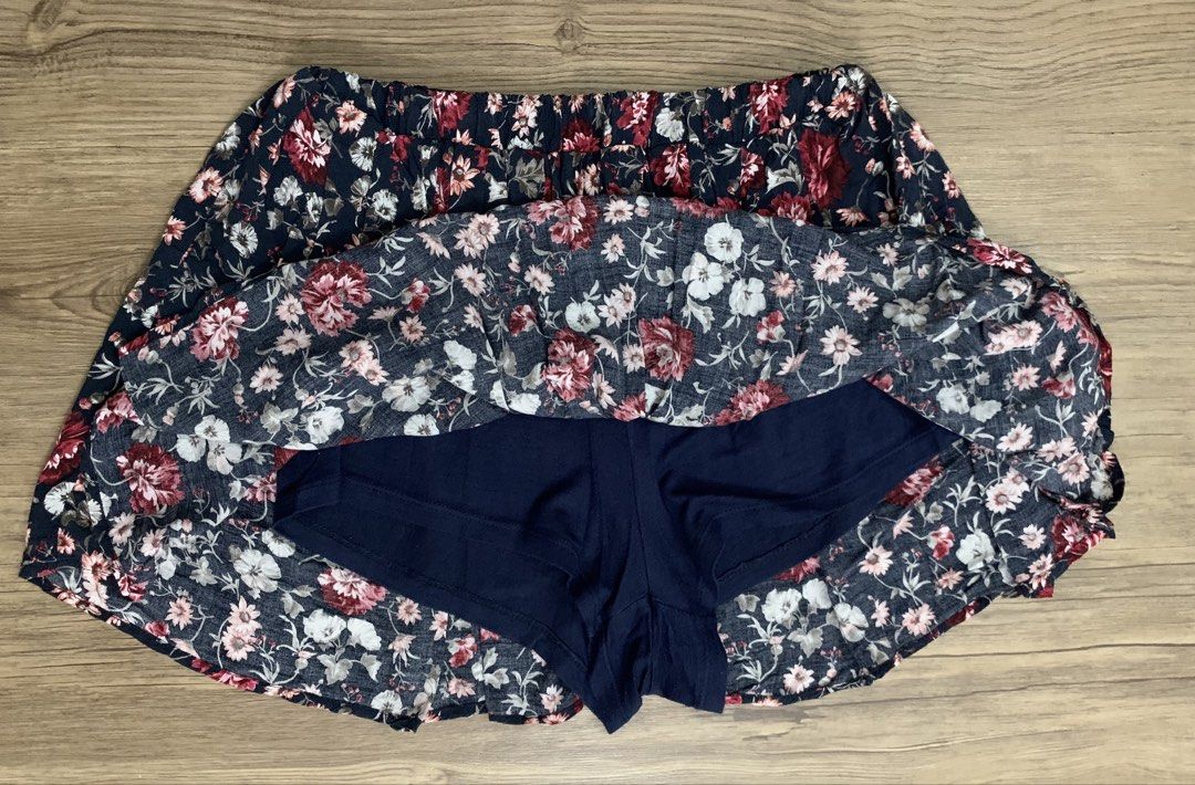 Subdued Flowy Floral Cotton Mini Skirt (Category: Skirts) located in Vigan. Submitted by sweeeeeteclairs (Listing ID 1458111049, Image 2). Description: With inner shorts.