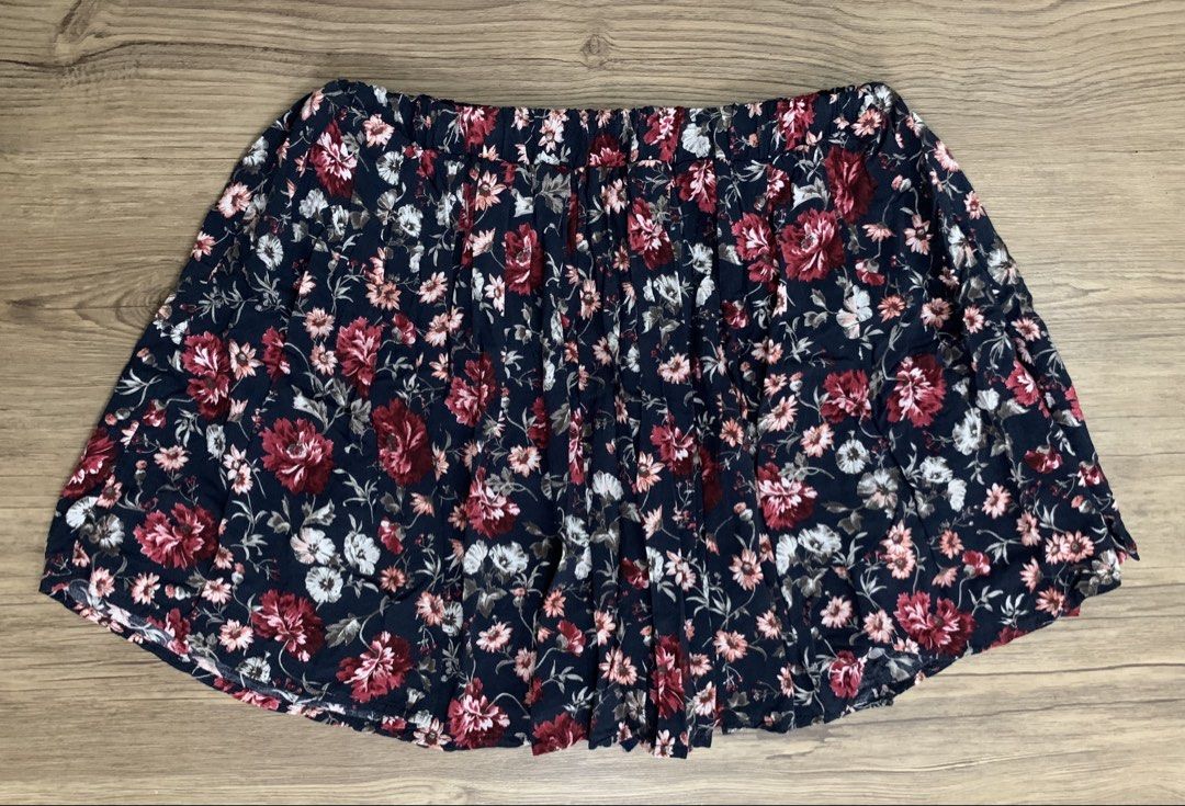 Subdued Flowy Floral Cotton Mini Skirt (Category: Skirts) located in Vigan. Submitted by sweeeeeteclairs (Listing ID 1458111049, Image 1). Description: With inner shorts.