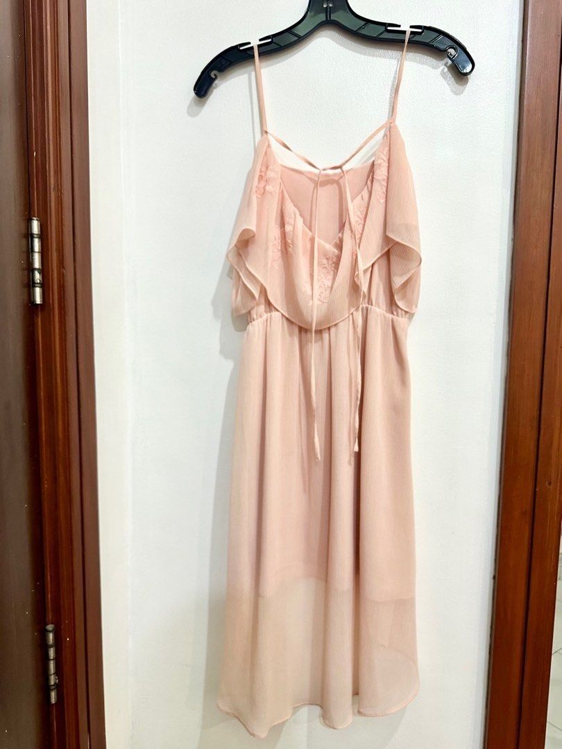 Forever 21 Pink Chiffon Ruffle Spaghetti Strap Dress (Category: Dresses) located in Quezon City. Submitted by decluttering_alot (Listing ID 1458112295, Image 2). Description: - Light pink chiffon dress - Spaghetti straps - Tiered ruffle overlay on bodice - Tie at the waist - High-low hemline - Ideal for casual outings or summer events - Comfortable and easy to wear, super prety! like zara love bonito Size: Small RFS: closet cleanup.