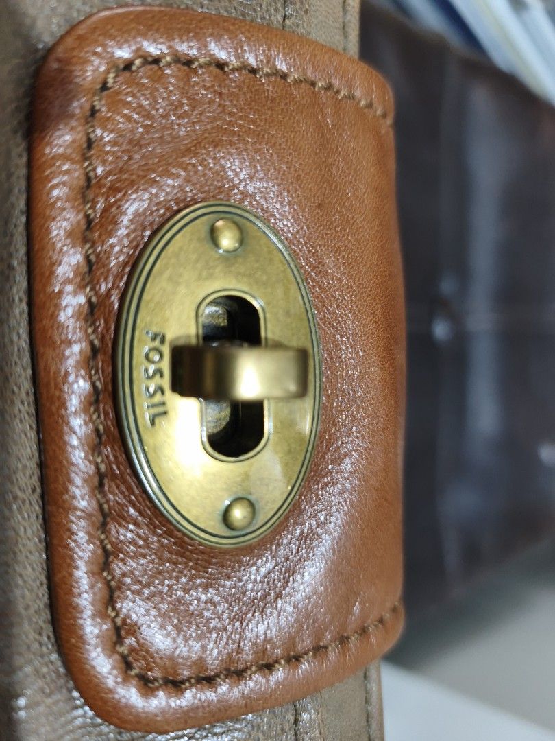 Fossil Leather Wallet (Category: Wallets & Card holders) located in Quezon City. Submitted by tajima (Listing ID 1458159209, Image 2). Description: - Genuine brown leather Fossil wallet - Secure turn-lock closure on front flap - Convenient zip pocket on the back - Multiple interior card slots - Clear ID window for easy access - Unique key pattern lining - Shows some signs of wear, still fully functional.