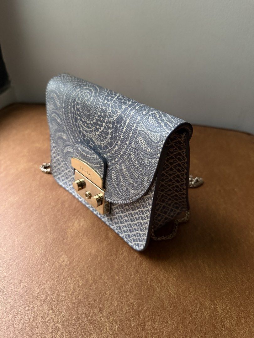 Furla Mini Metropolis Patterned Crossbody Chain (Category: Cross-body Bags) located in Pasay City. Submitted by elleventh (Listing ID 1458163307, Image 2). Description: Furla Mini Metropolis Patterned Crossbody Chain — Rank A (9.3/10) — Rare pattern print — 6.5” x 5” x 3” Selling for only ₱3500 All items are guaranteed authentic and are personally curated and sourced by the founder. If you wish to get a certificate of authenticity from a trusted 