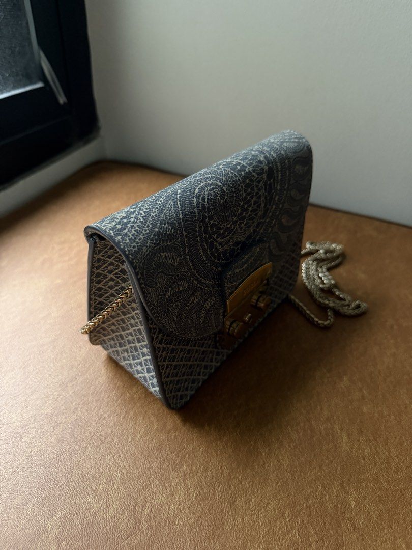 Furla Mini Metropolis Patterned Crossbody Chain (Category: Cross-body Bags) located in Pasay City. Submitted by elleventh (Listing ID 1458163307, Image 3). Description: Furla Mini Metropolis Patterned Crossbody Chain — Rank A (9.3/10) — Rare pattern print — 6.5” x 5” x 3” Selling for only ₱3500 All items are guaranteed authentic and are personally curated and sourced by the founder. If you wish to get a certificate of authenticity from a trusted 