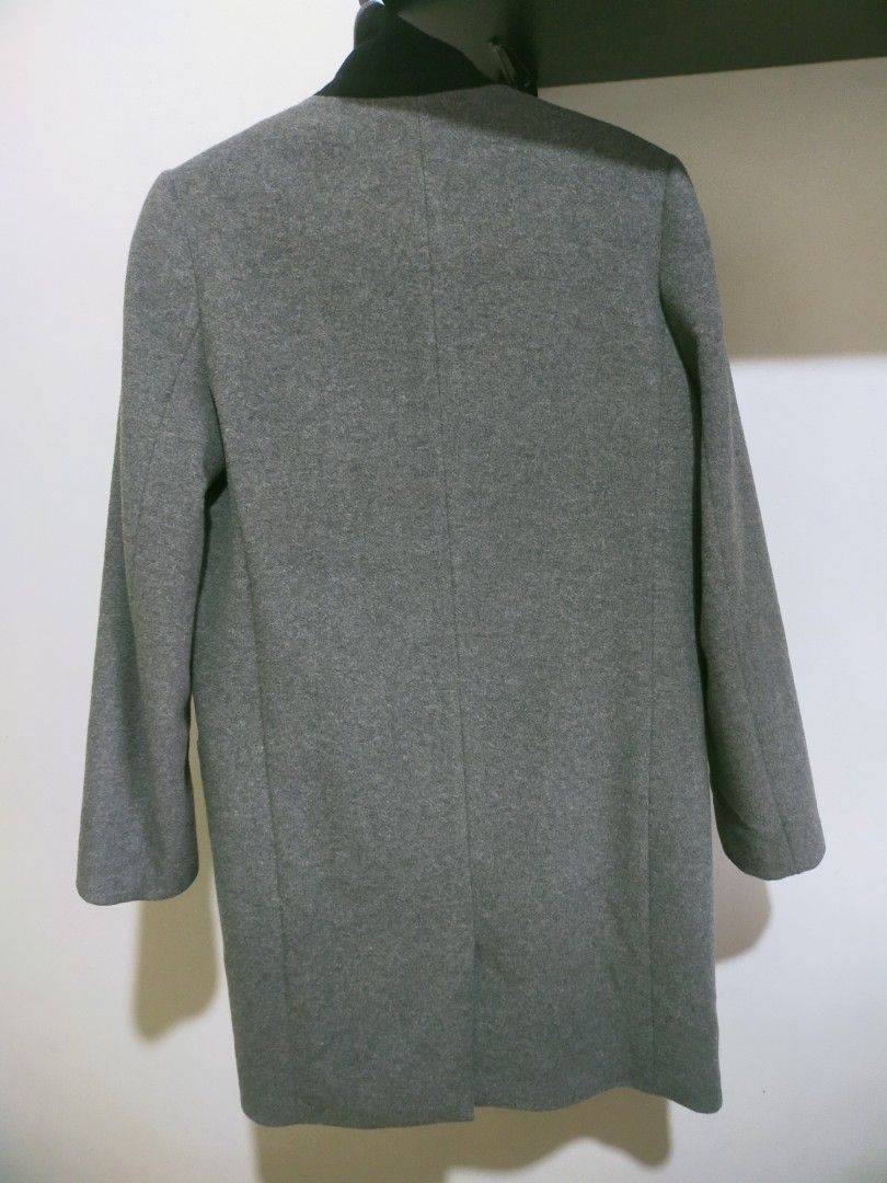 G2000 Women's Trench Coat (Category: Coats, Jackets and Outerwear) located in Quezon City. Submitted by mcmp1216 (Listing ID 1458162701, Image 3). Description: Excellent condition like new 💯 Ready to wear, dry cleaned. Gray wool-blend coat featuring notch lapels and side pockets. G2000 brand label on the inner collar. Small to medium petite body size..