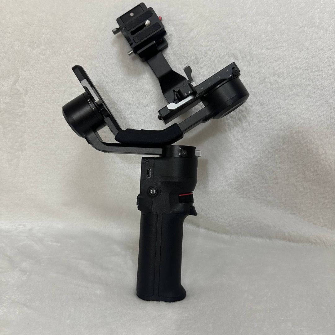 GO PRO CREATOR BUNDLE HANDLE (Category: Tripods & Monopods) located in Mandaluyong City. Submitted by regalspritzph (Listing ID 1458178124, Image 2). Description: The GoPro Creator Edition Bundle features the Volta Battery Grip, a versatile handle that combines a built-in battery, tripod legs, and integrated camera controls. It provides over 4 hours of 5.3K30 recording time, features one-handed button controls, acts as a wireless remote, and incl