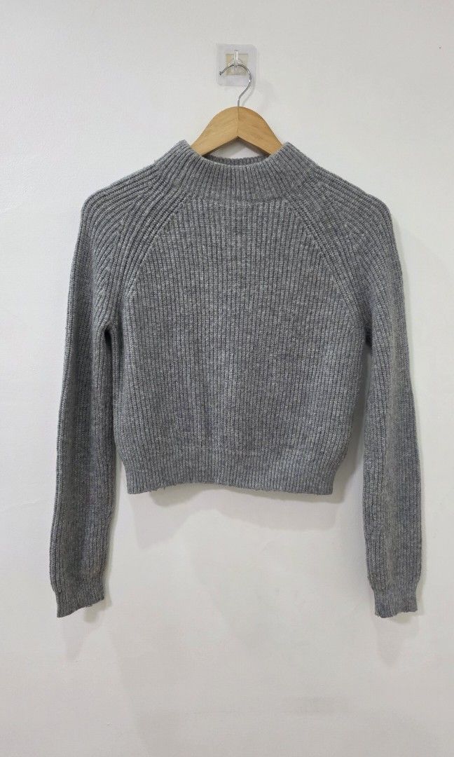 Gray Knitted Cropped Sweater (Category: Longsleeves) located in Antipolo. Submitted by chimmychoo (Listing ID 1458209316, Image 1). Description: THRIFTED 🤎 SIZE: Xs-S SHOULDERS: LENGTH: 17.5" WIDTH: 17" ACTUAL PHOTO POSTED..