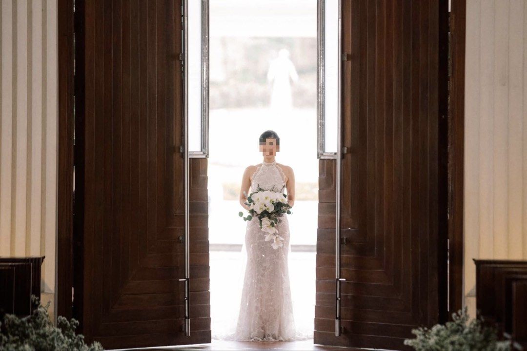 Halter wedding gown (Category: Evening dresses & gowns) located in Mandaluyong City. Submitted by helpmedeclutterplith (Listing ID 1458181807, Image 2). Description: Used wedding gown, Custom-made by Patricia Pascual Designs. Preferably for a petite bride/body type ✨ Original price: ₱52,000 Selling price: ₱25,000 Just a few things to note about the gown: • Top sides: The lace on the sides is soft and doesn’t have a stiff structure, so you may nee