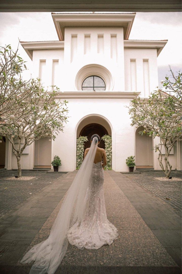 Halter wedding gown (Category: Evening dresses & gowns) located in Mandaluyong City. Submitted by helpmedeclutterplith (Listing ID 1458181807, Image 3). Description: Used wedding gown, Custom-made by Patricia Pascual Designs. Preferably for a petite bride/body type ✨ Original price: ₱52,000 Selling price: ₱25,000 Just a few things to note about the gown: • Top sides: The lace on the sides is soft and doesn’t have a stiff structure, so you may nee