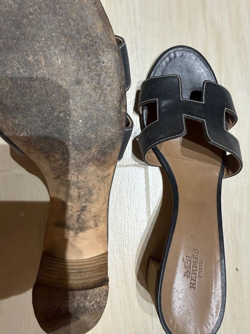 Hermes Black Oasis Size 39 (Category: Flats & Sandals) located in Quezon City. Submitted by ilabluxe (Listing ID 1458251238, Image 2). Description: Hermes Oasis Black Size 39 100% Authentic or Money Back Guarantee No Code so please dont bid if you dont want no code because i bought it years ago.