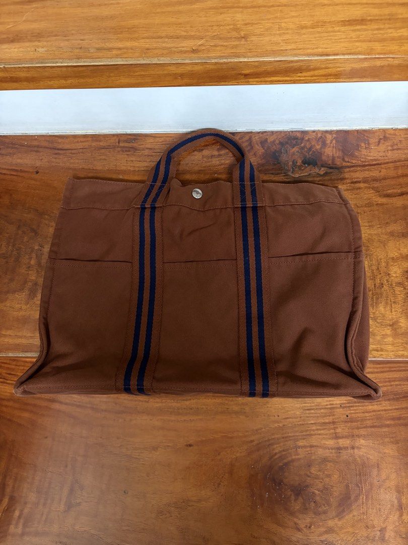 hermes fourre Tout (Category: Luxury Bags & Wallets) located in Pasig City. Submitted by chamoisee (Listing ID 1458149117, Image 1). Description: hermes fourre Tout See pics for condition (no issues) DM FOR FASTER TRANSACTION 📩.