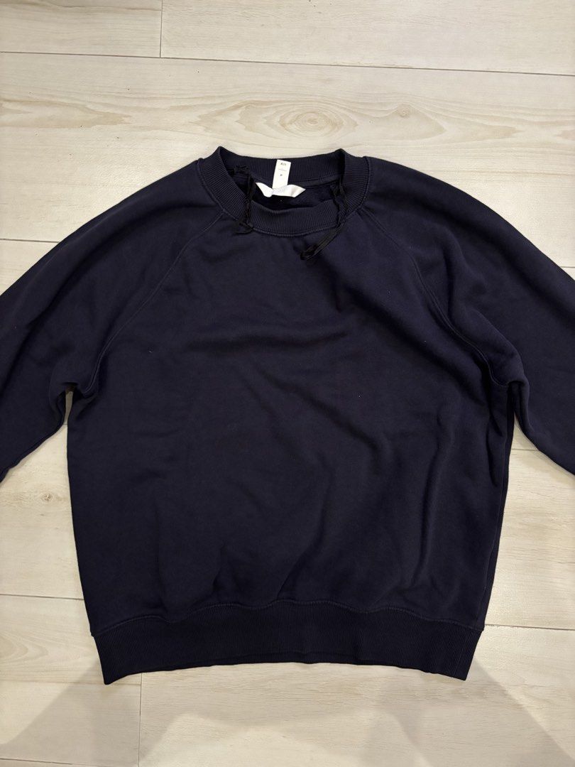 H&M Basic Navy Blue Sweater (Category: Longsleeves) located in Cavite. Submitted by bbbb444 (Listing ID 1458161257, Image 2). Description: - no when worn pics - size is xs but fits S-M - perfect loose sweater fit .