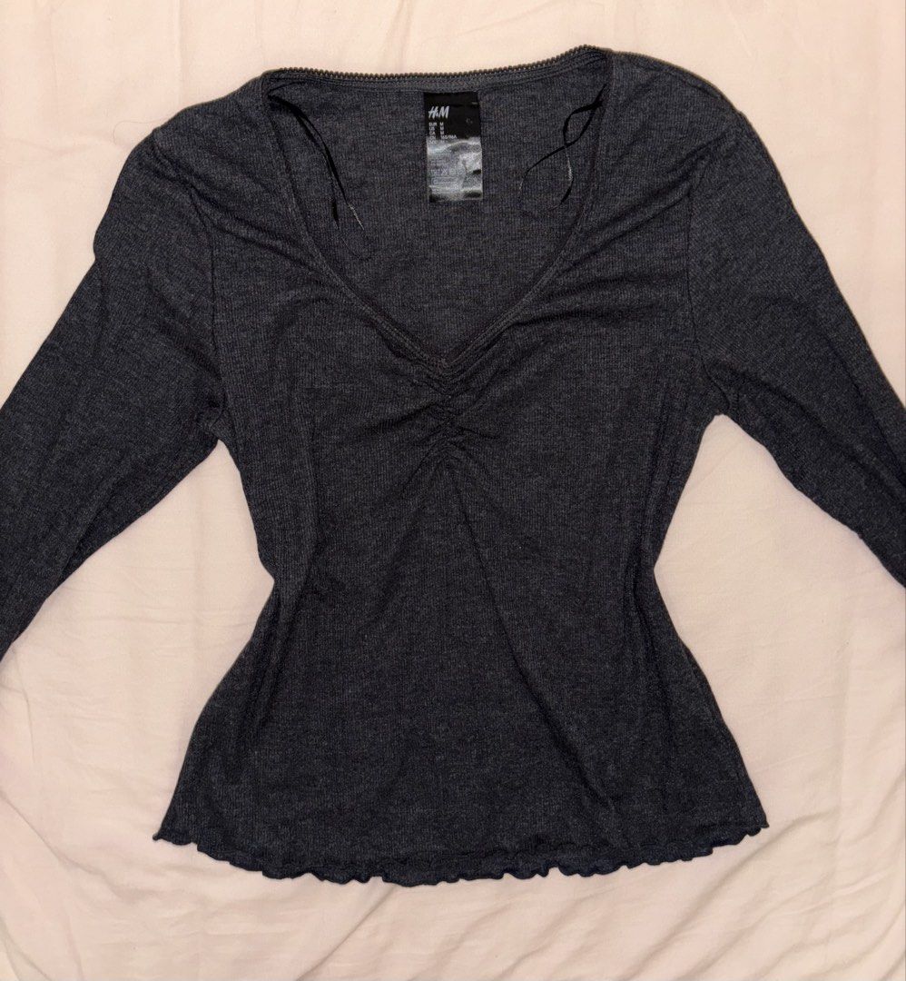 H&M Ribbed V Neck Longsleeve Top (Category: Longsleeves) located in Cavite. Submitted by bbbb444 (Listing ID 1458168147, Image 1). Description: - fits S-L - worn only a few times - no when worn photos!! - part of a set but leggings r missing :’).