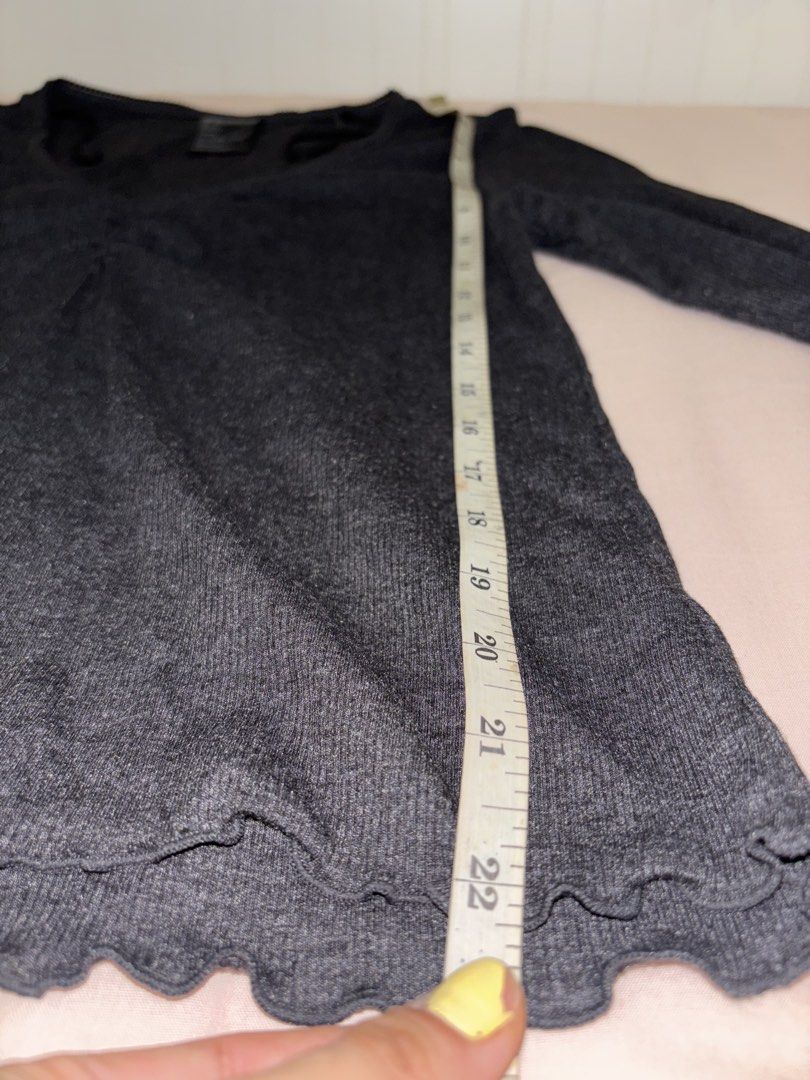 H&M Ribbed V Neck Longsleeve Top (Category: Longsleeves) located in Cavite. Submitted by bbbb444 (Listing ID 1458168147, Image 2). Description: - fits S-L - worn only a few times - no when worn photos!! - part of a set but leggings r missing :’).