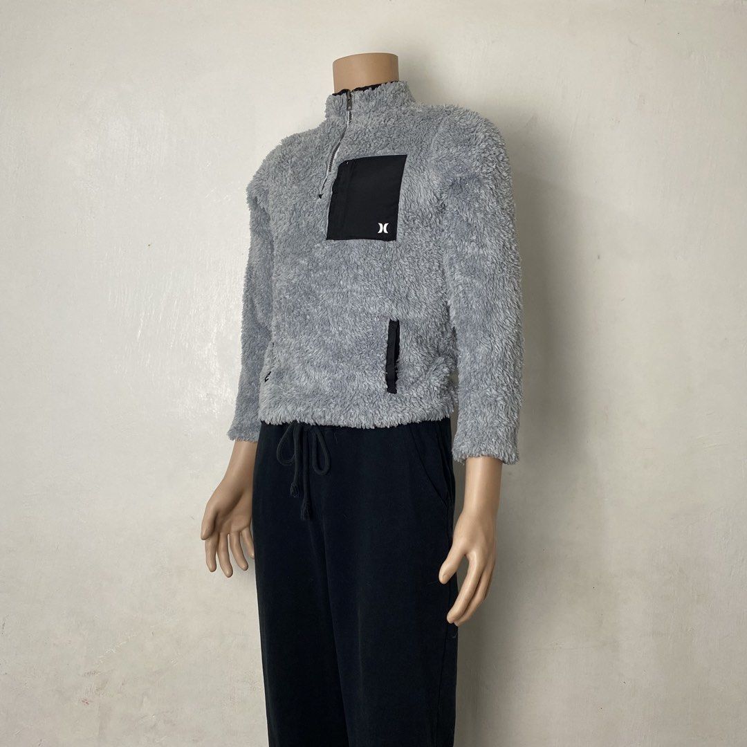 Hurley ✨| Wolf Gray Shepra Quarter-Zip Jacket (Category: Coats, Jackets and Outerwear) located in Bulacan. Submitted by orc.ph (Listing ID 1458205332, Image 3). Description: Hurley ✨| Wolf Gray Shepra Quarter-Zip Jacket Material Used: 100% Polyester • Wolf Gray/Icy Blue • Long Sleeve •Quarter-Zip Enclosure • Standing Collar Neck •Sherpa Fleece Fabric •Two Open Side Handwarmer Pockets •Flexible Elastic Contrast Piping Along Wrist Cuffs And Hem •Si