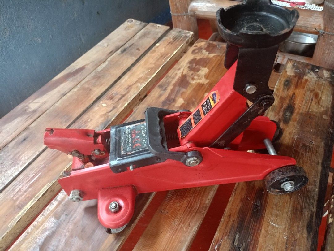 Hydraulic Floor Jack 2 Ton Red (Category: Other Automotive Parts and Accessories) located in Manila. Submitted by jen.marasigan (Listing ID 1458157522, Image 1). Description: - Red hydraulic floor jack - Lifts up to 2 tons - Minimum height: 140mm - Maximum height: 340mm - Ideal for car maintenance - In good working condition - Ready for its new owner.