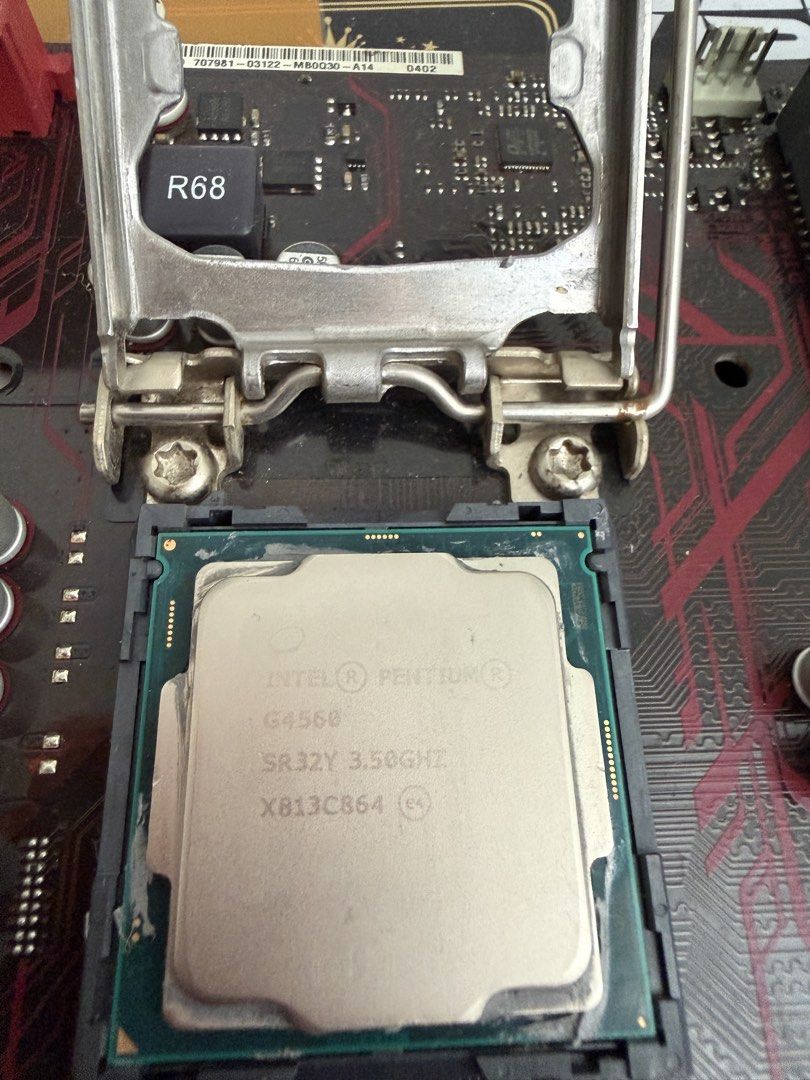Intel G4560 CPU Processor (Category: Computer Parts) located in Kuala Lumpur. Submitted by applev7 (Listing ID 1458101152, Image 2). Description: Intel G4560 CPU Processor Assalamu'alaikum dan selamat sejahtera, Sebijik processor Intel untuk dilepaskan Condition cun tiptop Brand : Intel Model : G4560 Core : 2 Thread : 4 Base Speed : 3.5 Ghz Boost Clock : 4.5 Ghz am4processormurah am4murah am4processorgamingmurah processormurah processorgamingmura