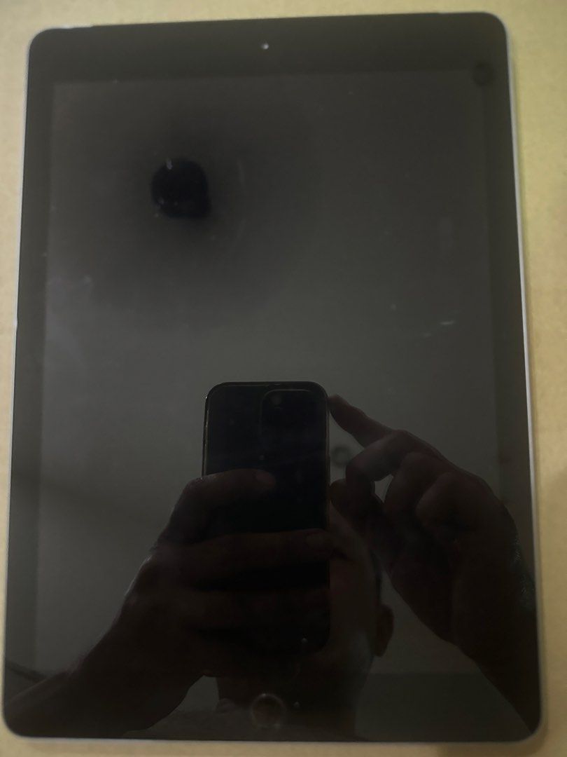 iPad (Category: iPad) located in Ipoh. Submitted by laihoong9352916 (Listing ID 1458219379, Image 3). Description: iPad 6th generation 32gb wifi/ cellular Touch ID screen function well.