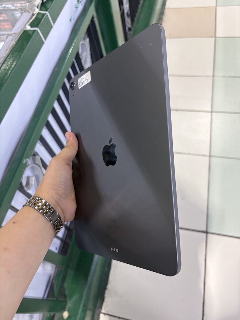 Ipad Air 4 256gb Wifi No issue All working (Category: iPad) located in San Juan City. Submitted by javedsgadgetshop (Listing ID 1458105755, Image 2). Description: PTPA : Padelete po if bawal ❌ Here's the QUICK INFO ✅ ➡️ iPad Air 4 ➡️ 256GB ➡️ Spaceblack COLOR ➡️ Wifi Only ➡️ 95% MAKINIS & Good BATT ➡️ STORE WARRANTY ➡️ WITH CASE AND CHARGER - serial can be check on apple website |Money back if its proven fake ( for iphone only ) ‼️ 🤝 We accept s