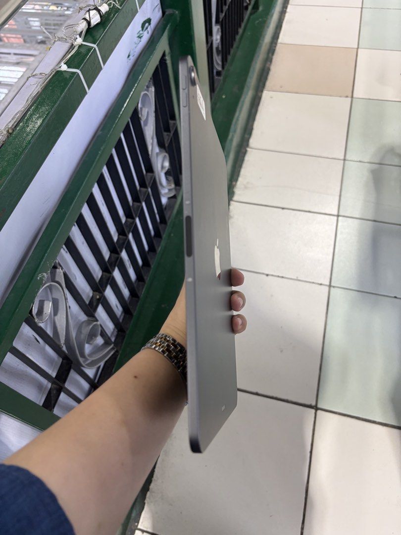 Ipad Air 4 256gb Wifi No issue All working (Category: iPad) located in San Juan City. Submitted by javedsgadgetshop (Listing ID 1458105755, Image 3). Description: PTPA : Padelete po if bawal ❌ Here's the QUICK INFO ✅ ➡️ iPad Air 4 ➡️ 256GB ➡️ Spaceblack COLOR ➡️ Wifi Only ➡️ 95% MAKINIS & Good BATT ➡️ STORE WARRANTY ➡️ WITH CASE AND CHARGER - serial can be check on apple website |Money back if its proven fake ( for iphone only ) ‼️ 🤝 We accept s