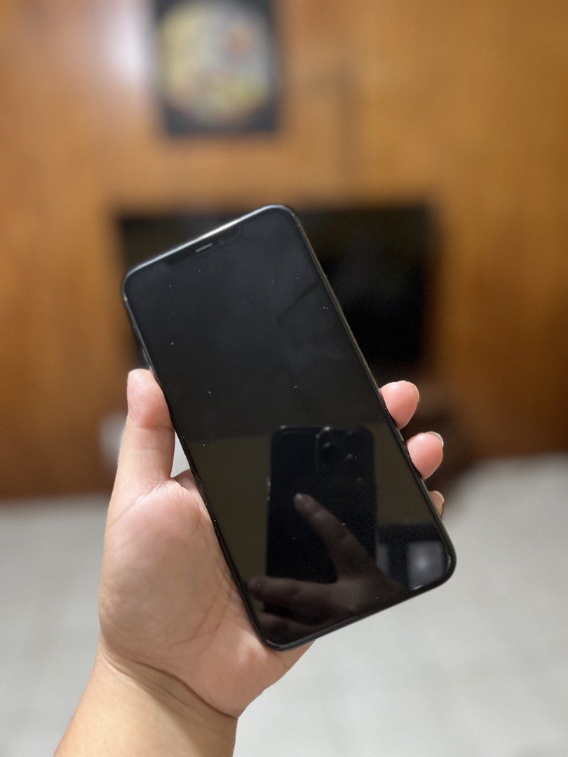 Iphone 11 promax (Category: iPhone 11 Series) located in Las Pinas. Submitted by kyuwi (Listing ID 1458109553, Image 2). Description: 11 pro max 64 gb 88% battery Face ID✅ True tone✅ Crisp buttons No scratches( never nagamit na walang case) All working gagamitin nalang Inclusions: Cases Original charger Orignal box.