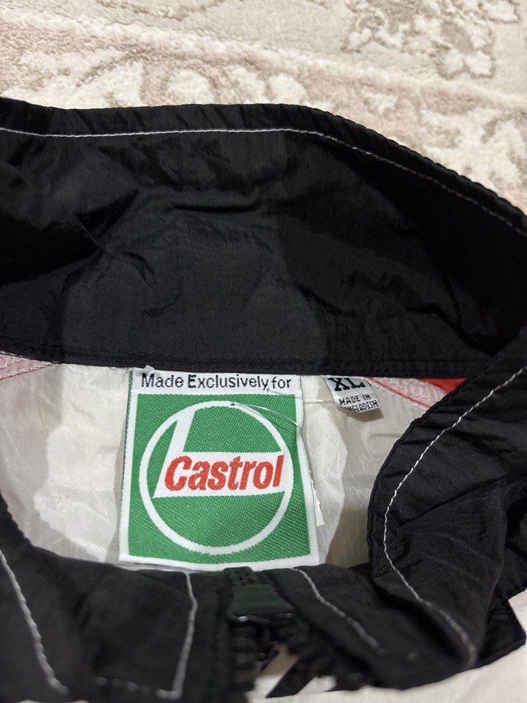 Jacket (Category: Coats, Jackets and Outerwear) located in Nilai. Submitted by syzwnstore.my (Listing ID 1458187021, Image 3). Description: Pit 26 Labuh 27.5 This is a vintage 1990s Castrol GTX Racing windbreaker jacket featuring a white body with bold red and black color-blocked sleeves..