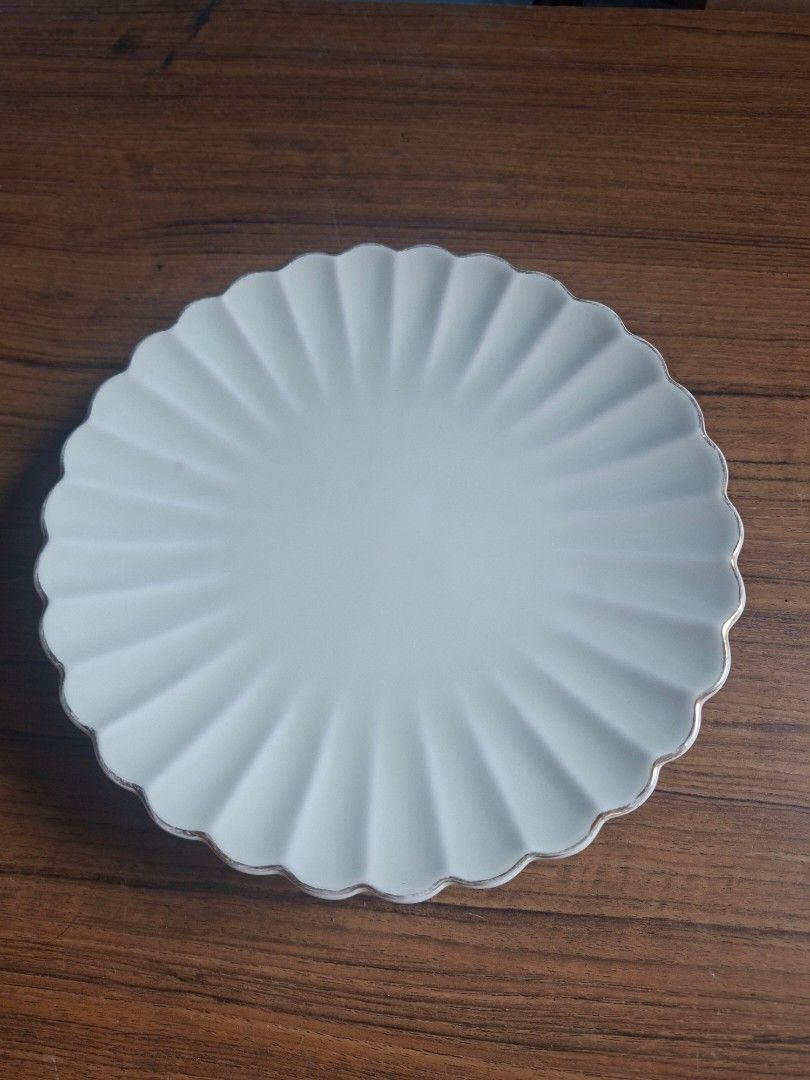 Kirin - New Arita Ware Cake Stand (Category: Other Kitchenware & Tableware) located in Consolacion. Submitted by luxekerei (Listing ID 1458150983, Image 3). Description: 17.5cm in diameter.