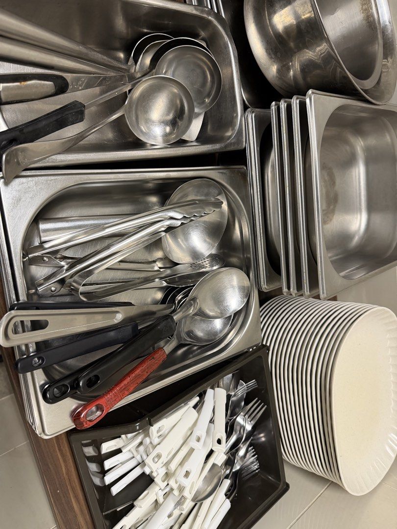 Kitchen ware (Category: Cookware & Accessories) located in Singapore. Submitted by yufeik (Listing ID 1458098342, Image 3). Description: Kitchen ware perfect for cai png stalls. Self collection only.
