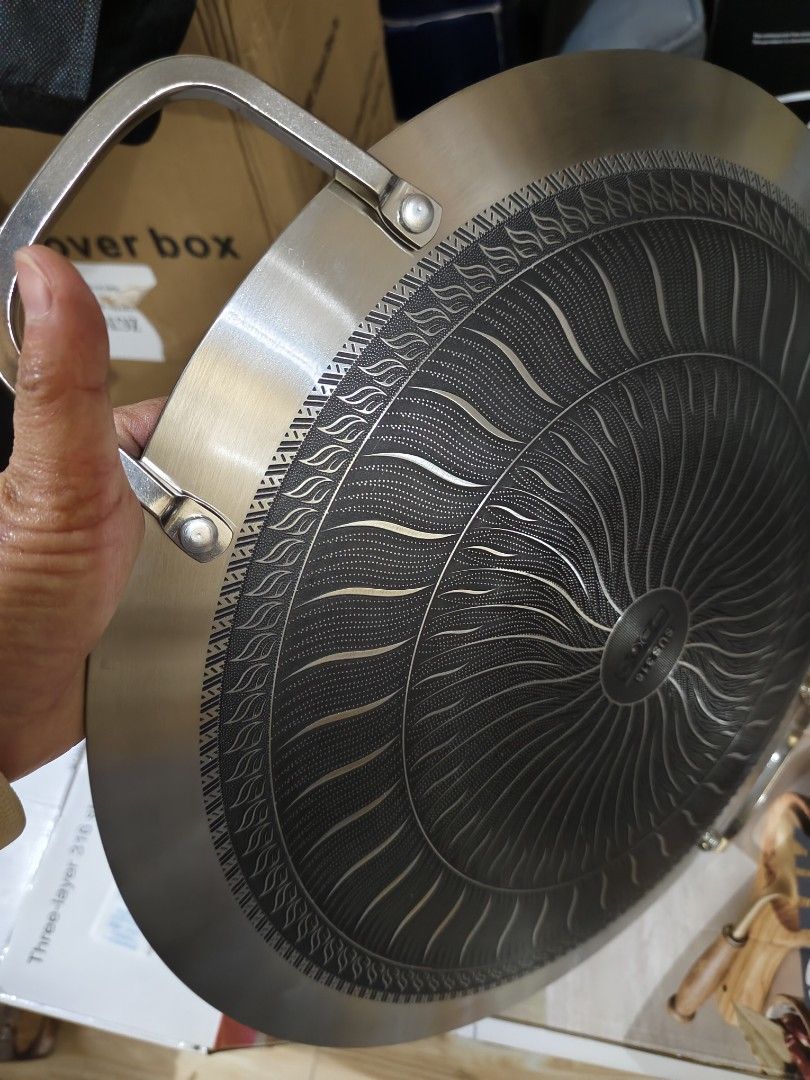 Korean Barbeque grill (Category: Cookware & Accessories) located in Baguio. Submitted by reece_15 (Listing ID 1458245956, Image 2). Description: 40 CM Korean grill tri ply stainless 316 Stainless thick and heavy homeycomb scratch proof.